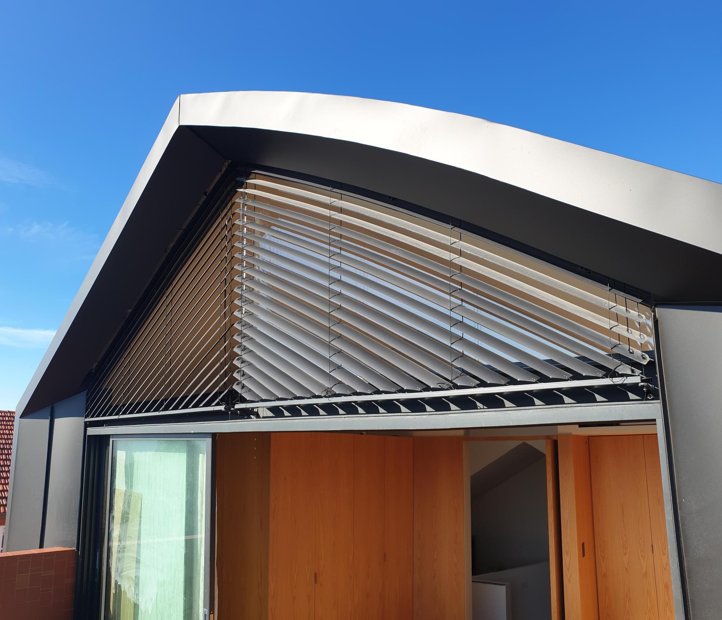 Asymmetric external venetian blinds  